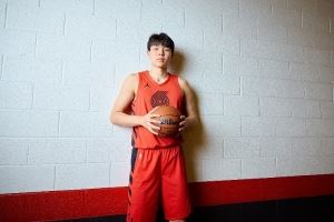 😃打成一片！开拓者官媒晒杨瀚森学习美国俚语的视频