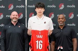 👍选中杨瀚森&买断艾顿！拓媒：克罗宁现在就是年度最佳高管